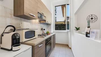 Standard Apartment, 1 Bedroom (Ferienhaus in Lugano) | Private kitchen | Fridge, microwave, oven, stovetop