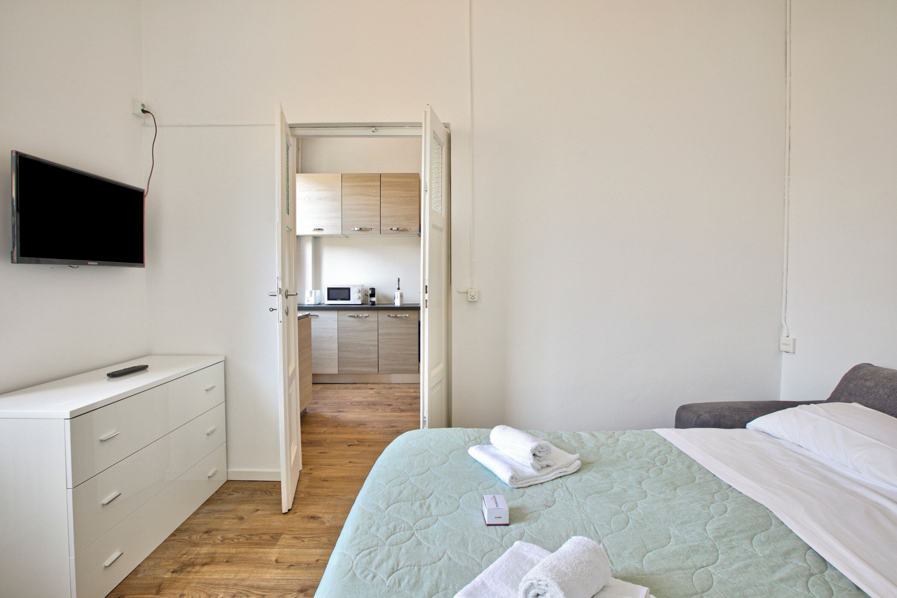 1 غرفة نوم ومكواة/لوح كي وملاءات أسرّة