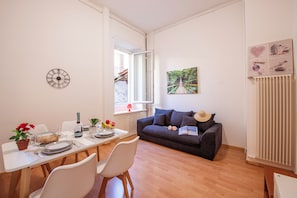 Standard Apartment, 1 Bedroom, Microwave (Ferienhaus in Lugano) | Ruang tamu | TV skrin rata 