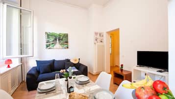 Apartamento standard, vários quartos (Ferienhaus in Lugano) | Área de estar | TV de tela plana 21 polegadas com canais digitais, TV