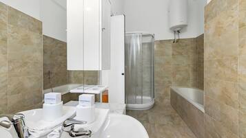 Căn hộ Tiêu chuẩn, nhiều phòng ngủ (Ferienhaus in Lugano) | Phòng tắm | Buồng tắm vòi sen, máy sấy tóc, khăn tắm, xà phòng
