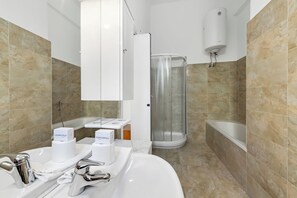 Standard Apartment, Multiple Bedrooms (Ferienhaus in Lugano) | Bathroom | Shower, hair dryer, towels, soap - Via Canonica Apartments (Lugano)