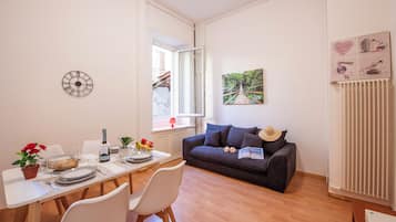 Apartamento estándar, varias habitaciones (Ferienhaus in Lugano) | Zona de estar | Televisión de pantalla plana de 21 pulgadas con canales digitales