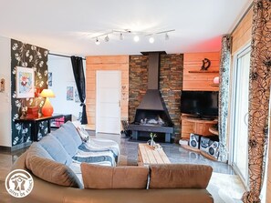 Televisión y chimenea