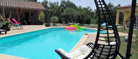 Een verwarmd zwembad