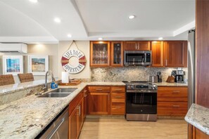 Wasserkocher mit Kaffee-/Teezubehör, Kühlschrank, Mikrowelle, Ofen