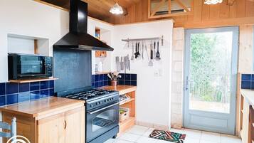 Een koelkast, een microgolfoven, een vaatwasser