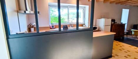 Réfrigérateur, four à micro-ondes, un four, lave-vaisselle