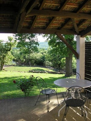 Outdoor dining - La Bergerie - BERGANTY (BERGANTY)