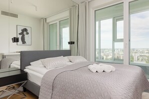 Apartment, 3 Bedrooms, 2 Bathrooms | 3 bedrooms, desk, laptop workspace, bed sheets - Unique Tower Warsaw by Renters Prestige (Warsaw)