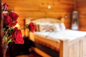 1 bedroom, iron/ironing board, free WiFi, bed sheets - Angel's View: Dogs •Hot Tub •Mtn View • King Suite (Sevierville)
