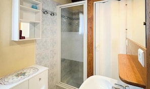 A bathroom with a shower, a toilet, and a sink. - Gîtes de France® - La Pinède (SOUSCEYRAC EN QUERCY)