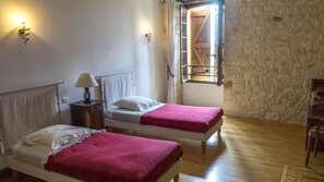 6 bedrooms, free WiFi, bed sheets