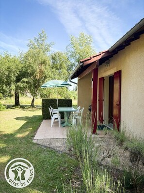 Outdoor dining - Gîtes de France® - Le Grillon (SOUSCEYRAC EN QUERCY)