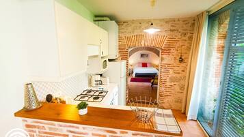 Een microgolfoven, een oven, een vaatwasser