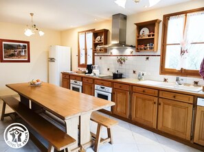 Kjøleskap, mikrobølgeovn, oppvaskmaskin og høy barnestol