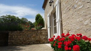 Un bâtiment en pierre doté d’une fenêtre et d’un mur en pierre.