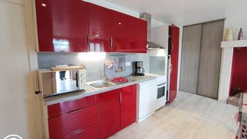 Réfrigérateur, micro-ondes, four