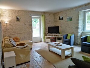 Televisión y chimenea 