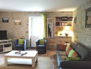 Televisión y chimenea 