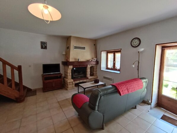 Televisión y chimenea 