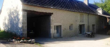 المنشأة من الخارج