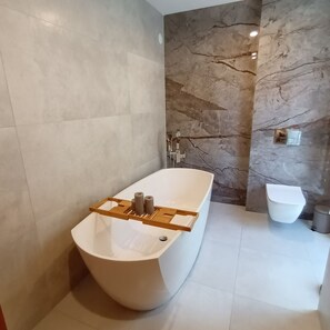 Douche, sèche-cheveux, serviettes fournies, savon