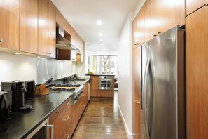 Kjøleskap, mikrobølgeovn, ovn og kokeplater