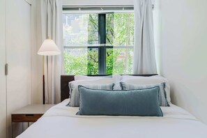 3 bedrooms, desk, iron/ironing board, travel crib