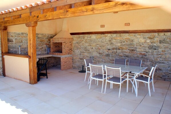 Outdoor dining - Country cottage - THEGRA (THEGRA)
