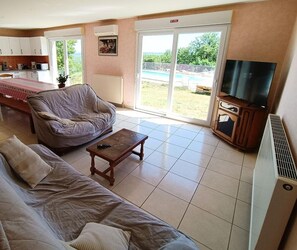 Televisie en een open haard