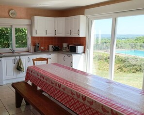 Een koelkast, een microgolfoven, een oven, een vaatwasser