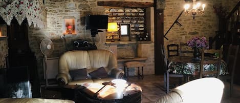 Televisión y chimenea