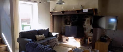 TV, fireplace