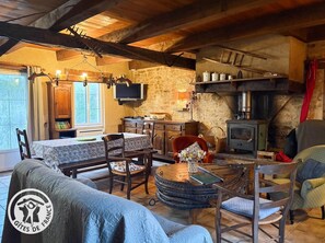 Televisión y chimenea 