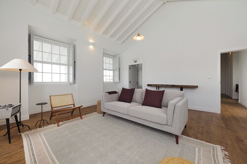 Jardim das Camélias (garden overlooking Pico Mountain)