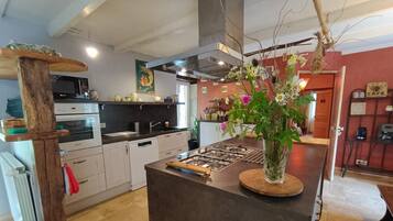 Een magnetron, een oven, een vaatwasser