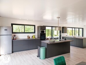 Microwave, dishwasher