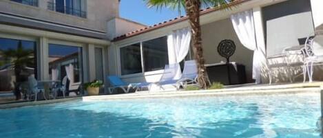 Lämmitetty uima-allas