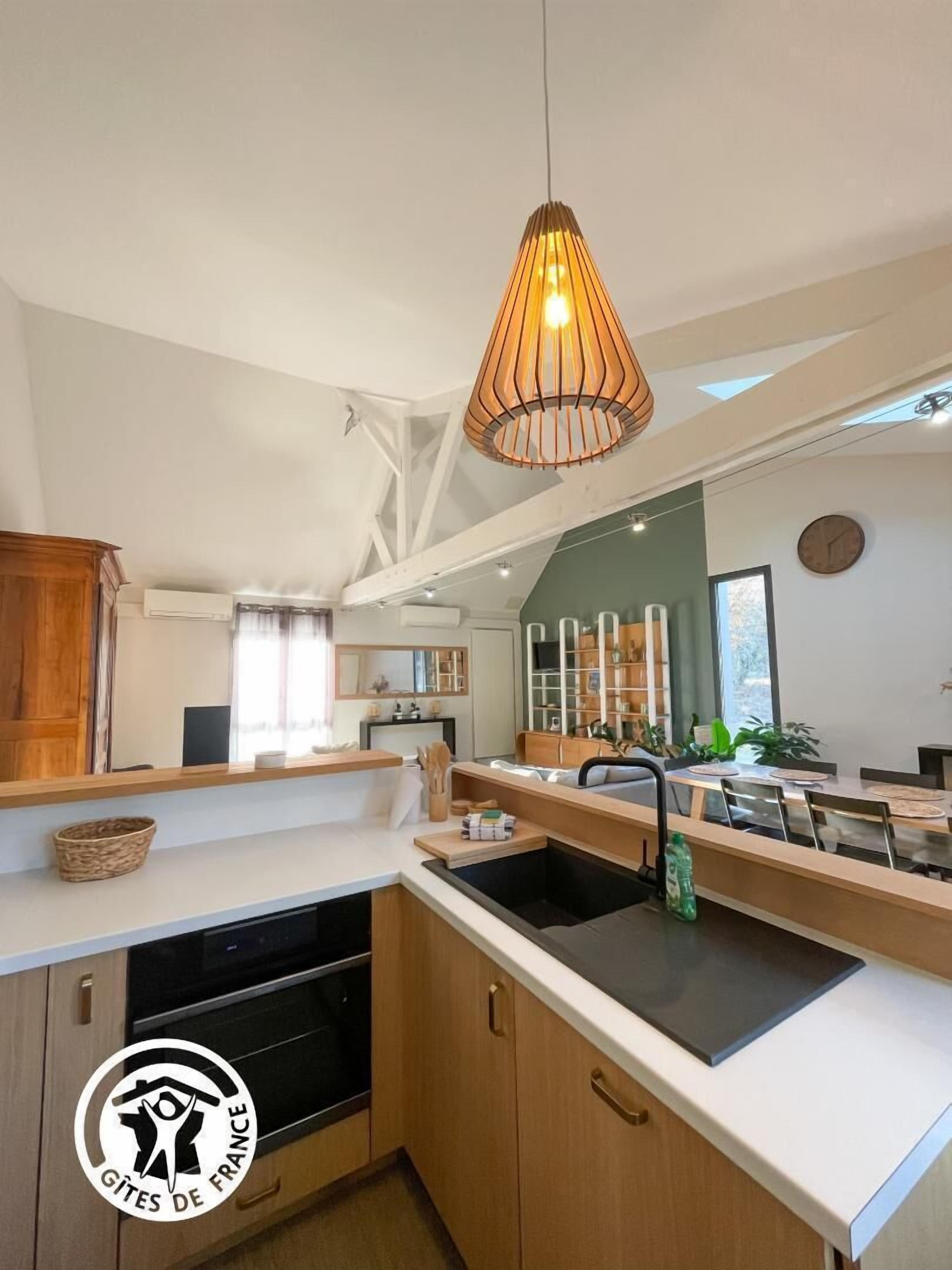 Een koelkast, een microgolfoven, een oven, een vaatwasser