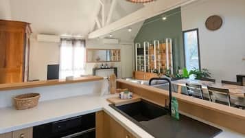 Een koelkast, een microgolfoven, een oven, een vaatwasser