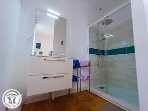 Shower - Gîtes de France® - La Maison Petit (CREGOLS)