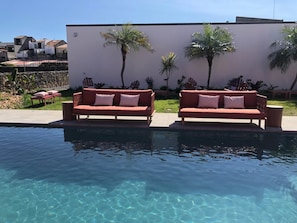 Piscina externa, guarda-sóis, espreguiçadeiras