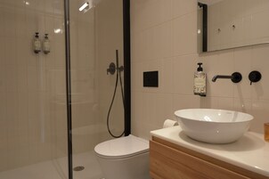 吹风机、浴袍、拖鞋、毛巾