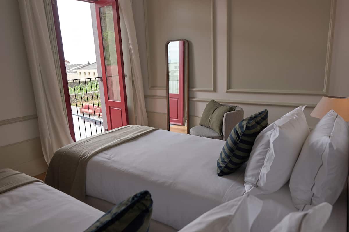 Deluxe-Doppel- oder -Zweibettzimmer, Poolblick