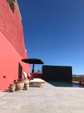 Outdoor pool, pool umbrellas, pool loungers - The Farm - Azores Boutique House (Ponta Delgada)