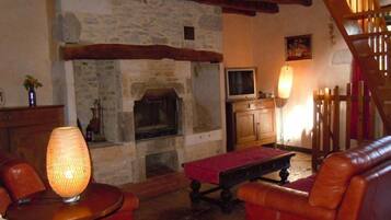 Televisión, chimenea