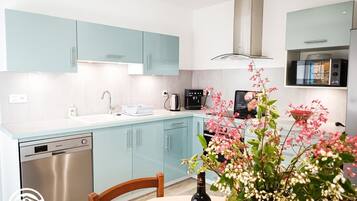 Een koelkast, een microgolfoven, een vaatwasser