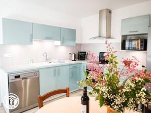 Fridge, microwave, dishwasher - Gîte les Trois Rivières - PRUDHOMAT (PRUDHOMAT)