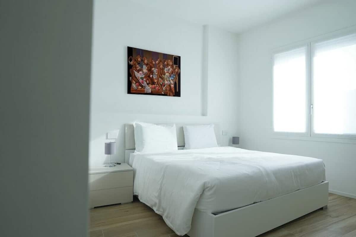 1 bedroom, down duvets, desk, laptop workspace